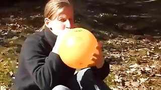 Blowing and sitpopping a 16_ balloon